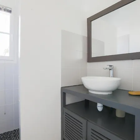 Coquette Maison Mitoyenne De Pour 4 Holiday home Sainte-Marie-de-Re